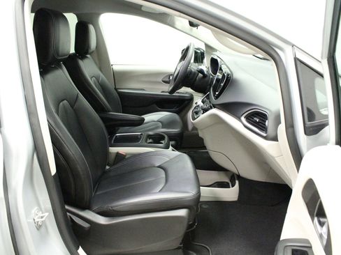 Used 2024 Chrysler Pacifica Touring-L FWD image 14