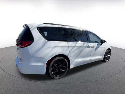Used 2025 Chrysler Pacifica Limited image 14