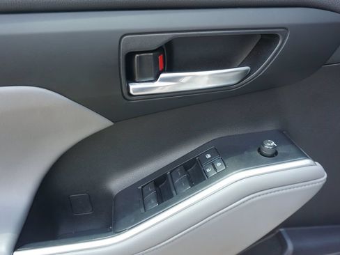 Used 2022 Toyota Highlander XLE FWD image 4