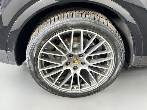 Used 2023 Porsche Cayenne Platinum Edition image 32