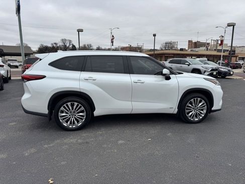 Used 2022 Toyota Highlander Platinum image 2