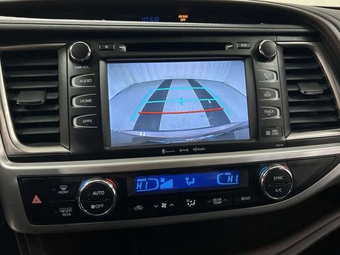 Used 2018 Toyota Highlander XLE w/ Carpet Mat Package (TMS) image 15