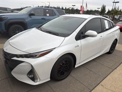 Used 2021 Toyota Prius Prime Limited image 3