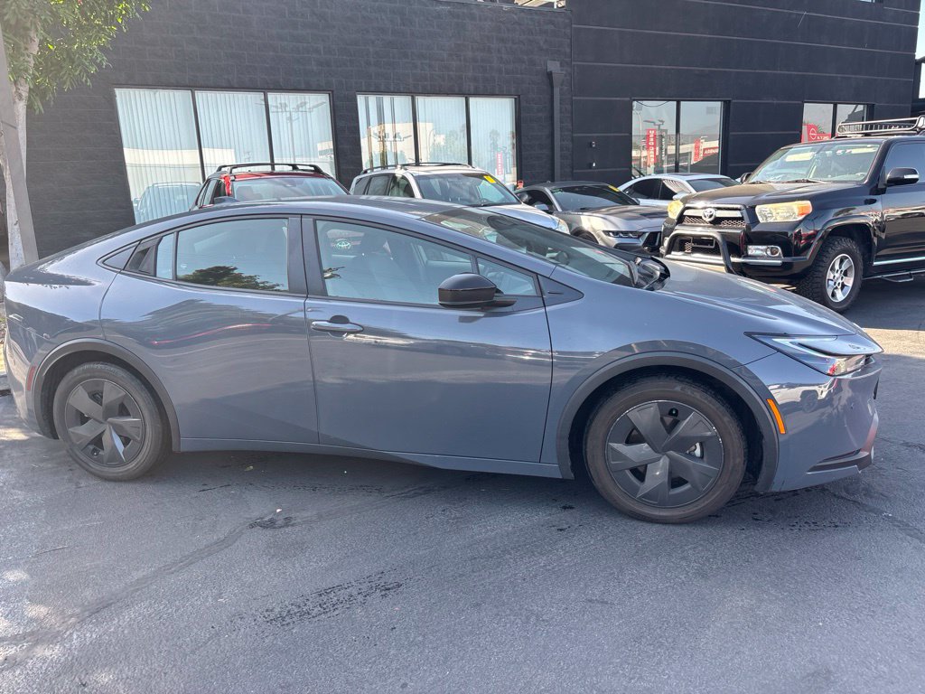 Used 2023 Toyota Prius LE FWD image 3
