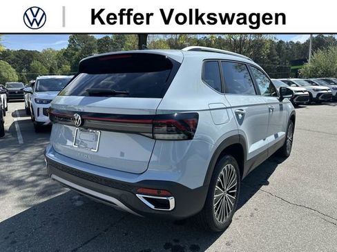 New 2026 Volkswagen Taos SE FWD image 5