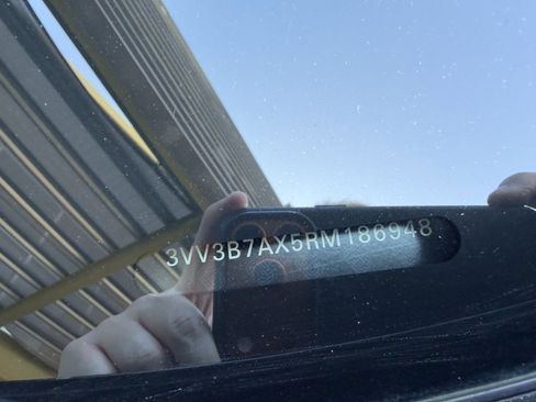 Used 2024 Volkswagen Tiguan SE image 42