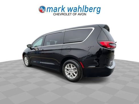 Used 2024 Chrysler Pacifica Touring-L FWD image 6