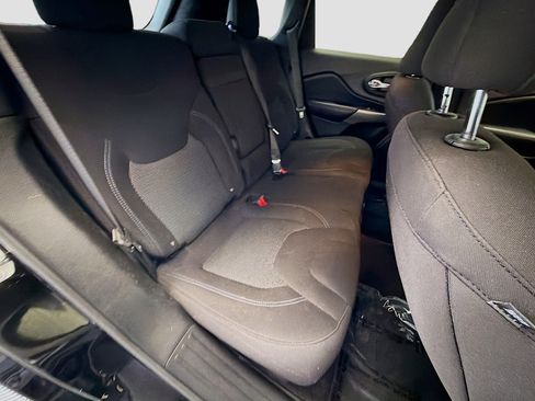 Used 2019 Jeep Cherokee Latitude w/ Popular Appearance Group image 14