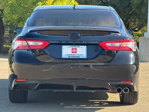 Used 2020 Toyota Camry SE w/ Blackout Package FWD image 5