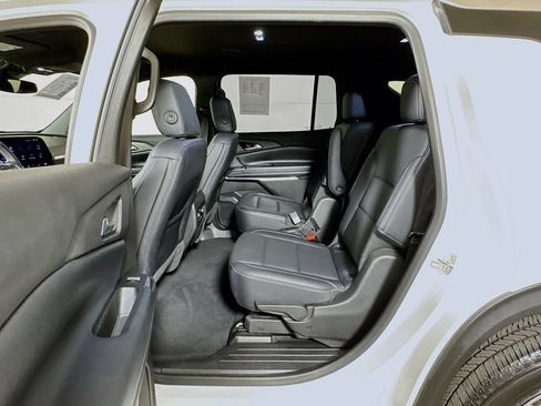 Used 2025 Chevrolet Traverse LT FWD image 22