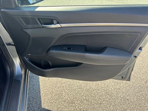 Used 2017 Hyundai Elantra Limited w/ Limited Tech Package 08 image 13