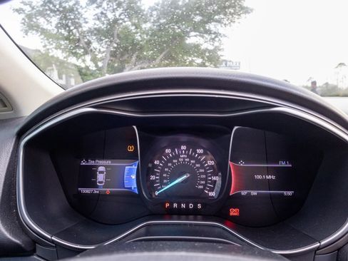 Used 2017 Ford Fusion SE w/ Equipment Group 201A FWD image 18