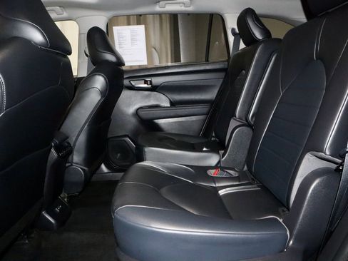 Used 2023 Toyota Highlander XLE AWD/4WD image 23