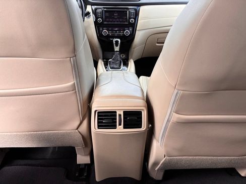 Used 2018 Nissan Rogue SL w/ Premium Package AWD/4WD image 16