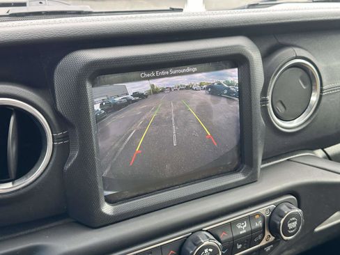 Used 2018 Jeep Wrangler Unlimited Sahara image 28