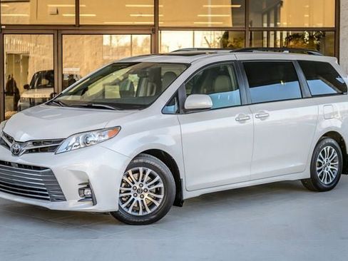 Used 2018 Toyota Sienna XLE Premium image 2