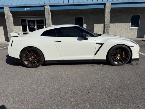 Used 2016 Nissan GT-R Premium image 9