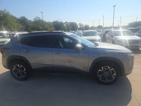 Used 2024 Chevrolet Trax LT w/ Driver Confidence Package FWD image 2