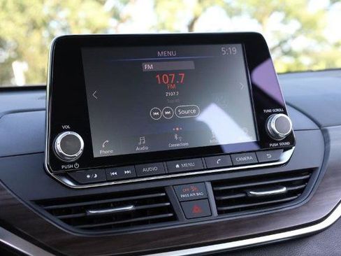 Used 2025 Nissan Altima 2.5 SV FWD image 11