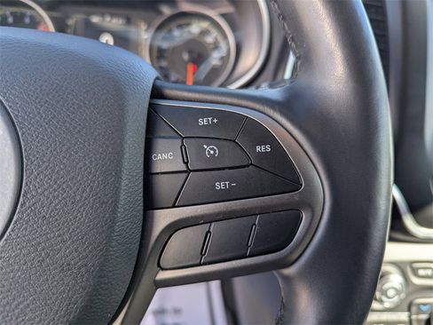 Used 2019 Jeep Cherokee Latitude Plus w/ Cold Weather Group image 17