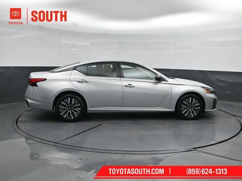 Used 2024 Nissan Altima 2.5 SV AWD/4WD image 3
