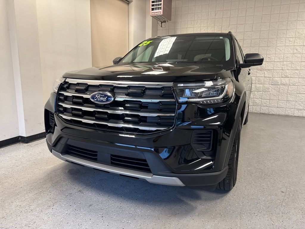 Used 2025 Ford Explorer Active AWD/4WD image 35