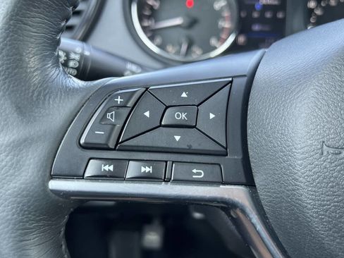 Used 2018 Nissan Rogue SV w/ Premium Package image 16