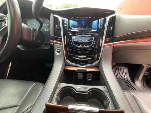 Used 2017 Cadillac Escalade Luxury AWD/4WD image 36