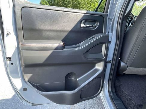 Used 2025 Nissan Frontier PRO-4X AWD/4WD image 18