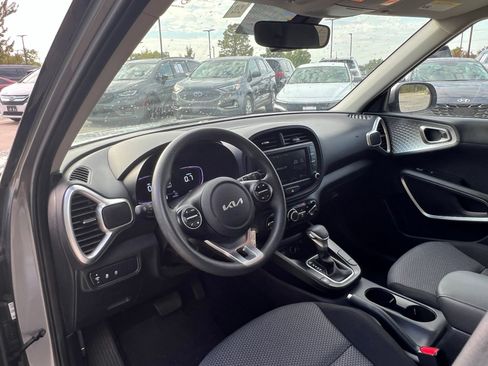 Used 2025 Kia Soul LX w/ LX Technology Package FWD image 19