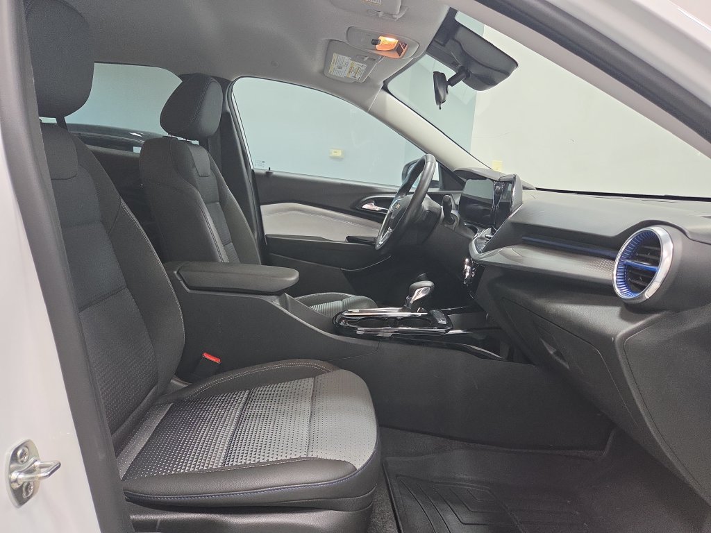 Used 2025 Chevrolet Trax LT w/ LT Convenience Package FWD image 14