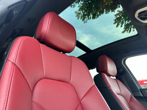 Certified 2025 Porsche Macan AWD/4WD image 18