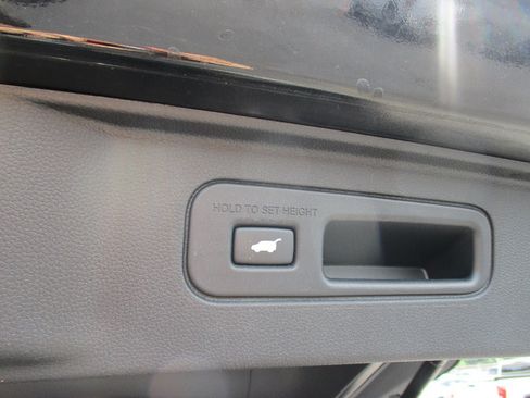 Used 2025 Honda Pilot TrailSport image 11