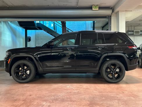 New 2025 Jeep Grand Cherokee Limited w/ Luxury Tech Group II image 2