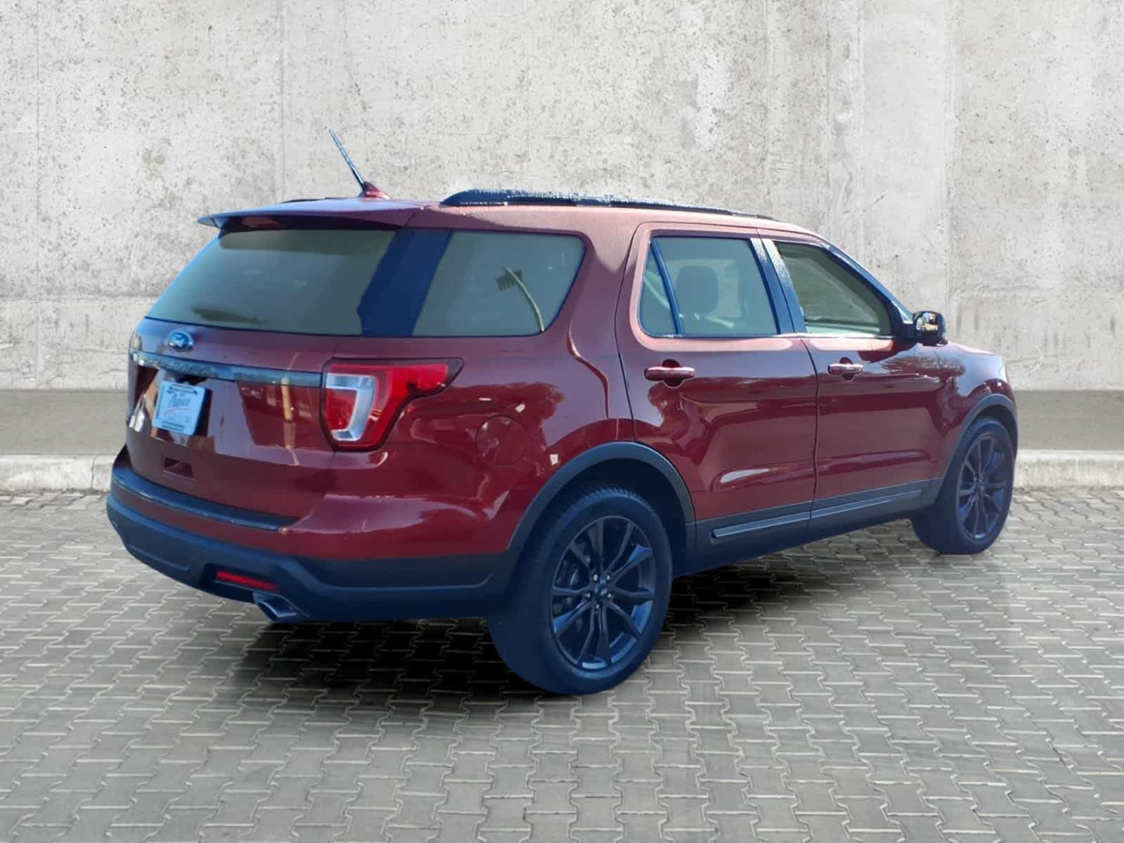 Used 2018 Ford Explorer XLT w/ Equipment Group 202A FWD image 11