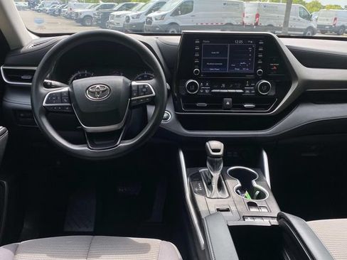 Used 2022 Toyota Highlander L FWD image 8