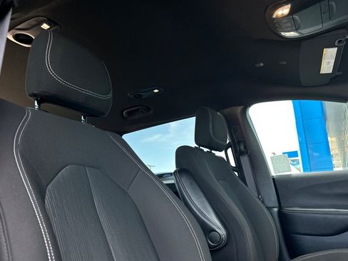 Used 2024 Chrysler Pacifica Touring image 22