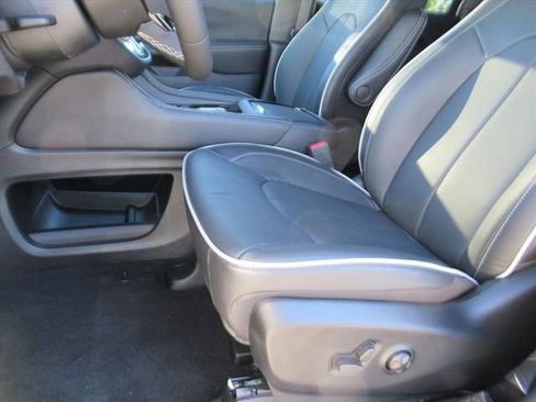 New 2026 Chrysler Pacifica Limited w/ Uconnect Theater Family Group FWD image 16
