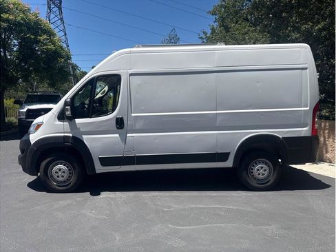 Used 2024 RAM ProMaster 2500 FWD image 2