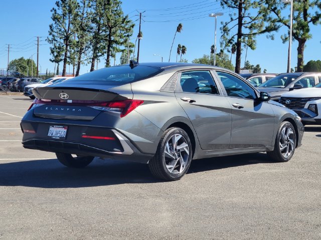 Used 2025 Hyundai Elantra Sport FWD image 4