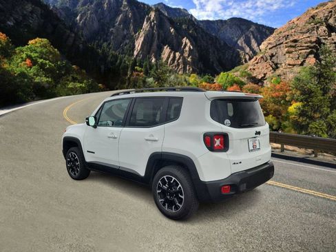 Used 2023 Jeep Renegade Latitude AWD/4WD image 6