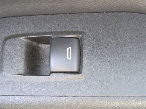 Used 2023 Chevrolet Equinox LT image 36