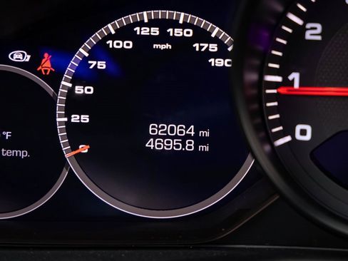 Used 2018 Porsche Panamera 4 image 16