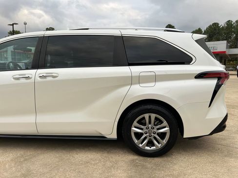 Used 2021 Toyota Sienna Limited image 33