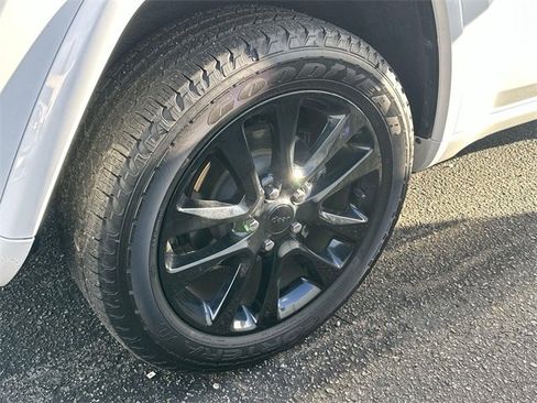 Used 2019 Jeep Grand Cherokee Altitude image 5
