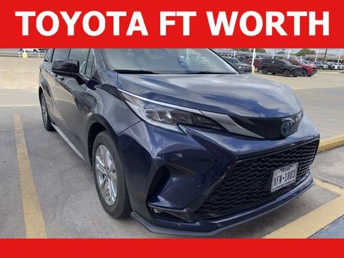Used 2022 Toyota Sienna XSE image 1