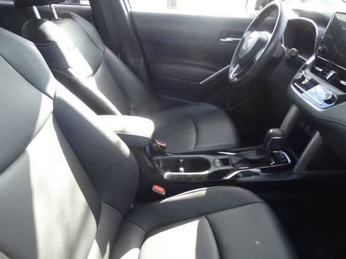 Used 2023 Toyota Corolla Cross XLE image 11