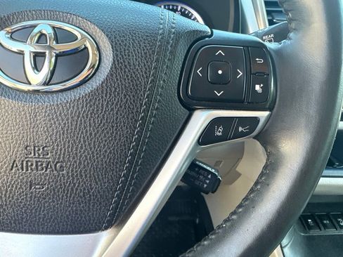Used 2019 Toyota Highlander XLE AWD/4WD image 11