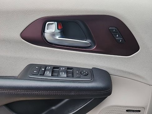 Used 2020 Chrysler Pacifica Limited w/ Tire & Wheel Group image 4