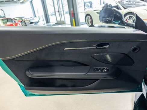 Used 2025 Aston Martin V8 Vantage Coupe RWD image 29